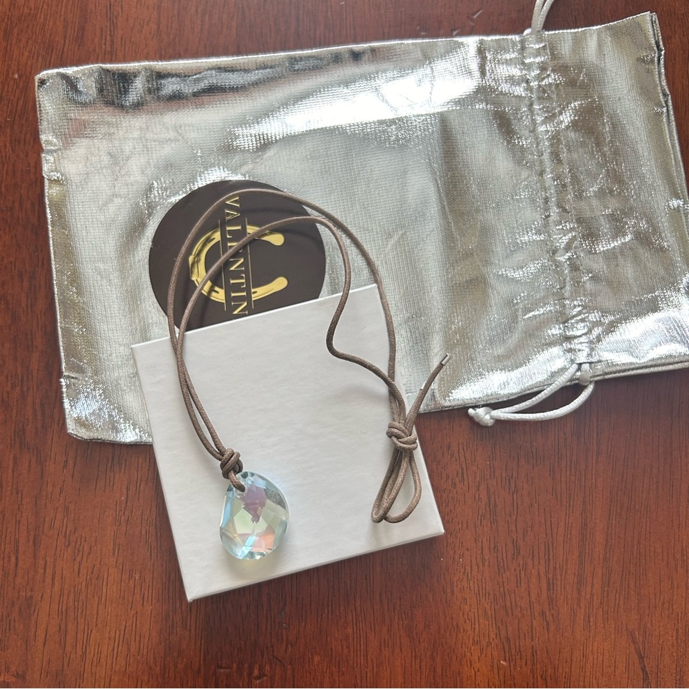 NEW IRIDESCENT GEM WITH BROWN LEATHER NECKLACE